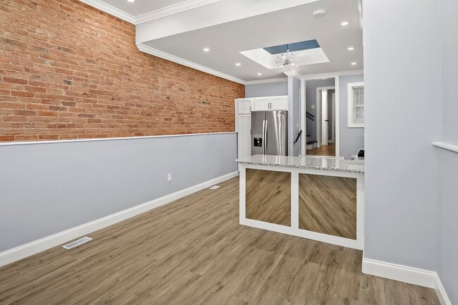 Building Photo - Beautifully renovated 3BR/3.5BA in Upper F...