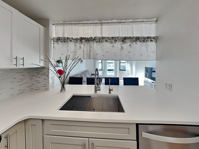 Building Photo - Well-Lit 1 Bedroom, 1 Bathroom Condo in Oa...