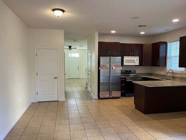 Building Photo - 3/2.5 Townhouse in Downtown Kissimmee