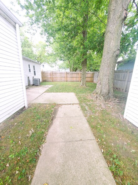 Building Photo - 425 N Blanchard St