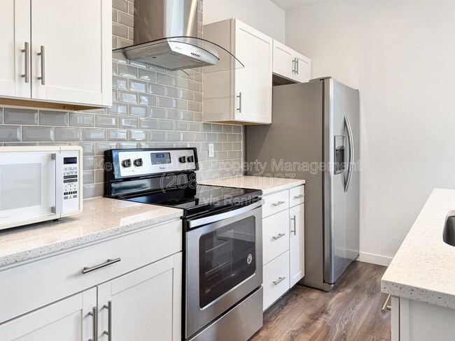 Building Photo - 2115 W Bella Ln