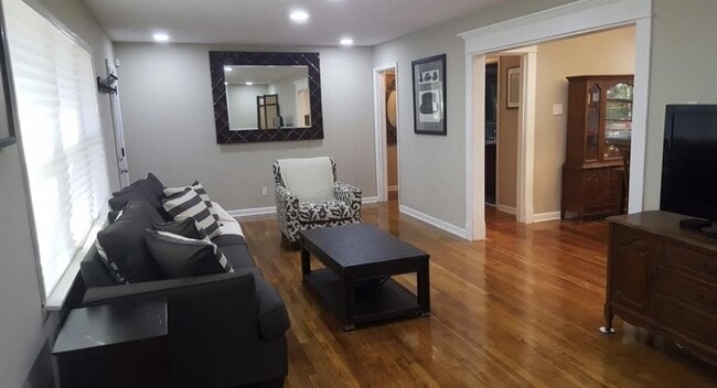 Building Photo - 2229 Beecher Cir SW