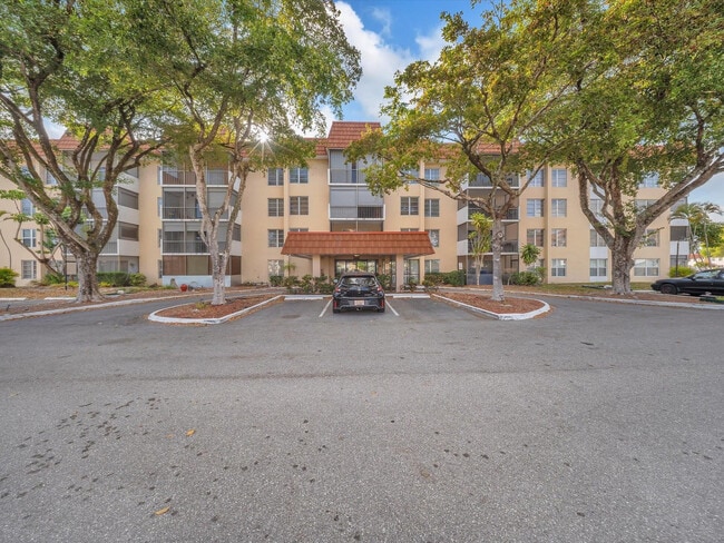 Building Photo - 4156 Inverrary Dr