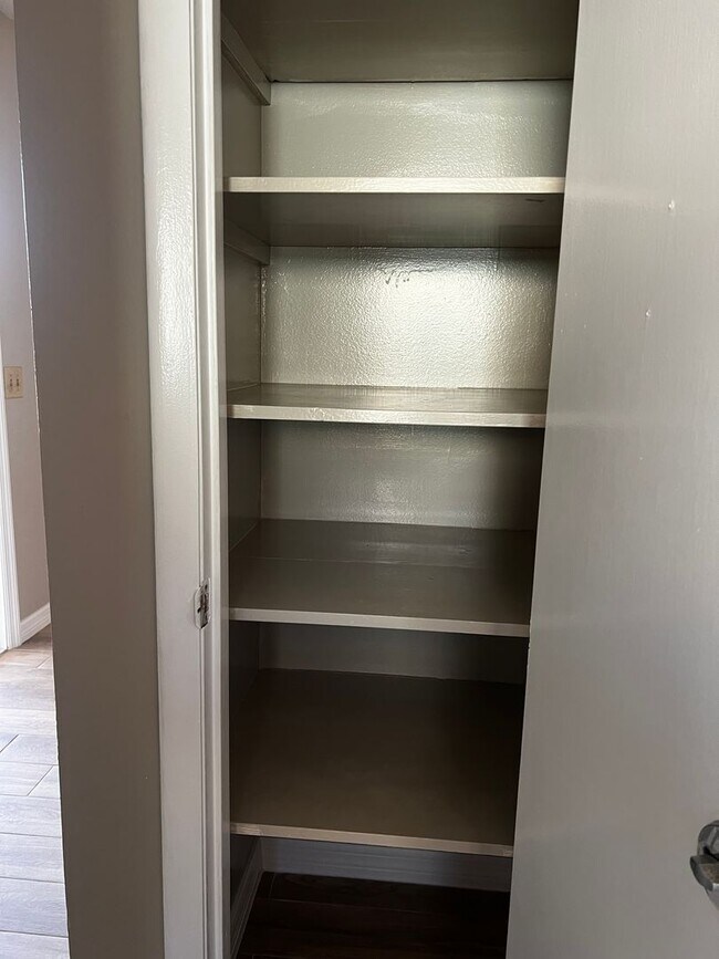 Building Photo - 2BD/1BA/Single carport - Venice