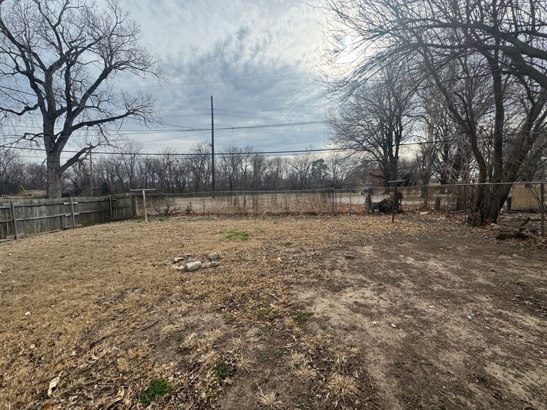 Building Photo - 608 W Emporia Ave