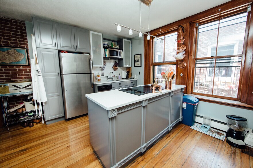 Brand new kitchen with big island - 4 Henchman St