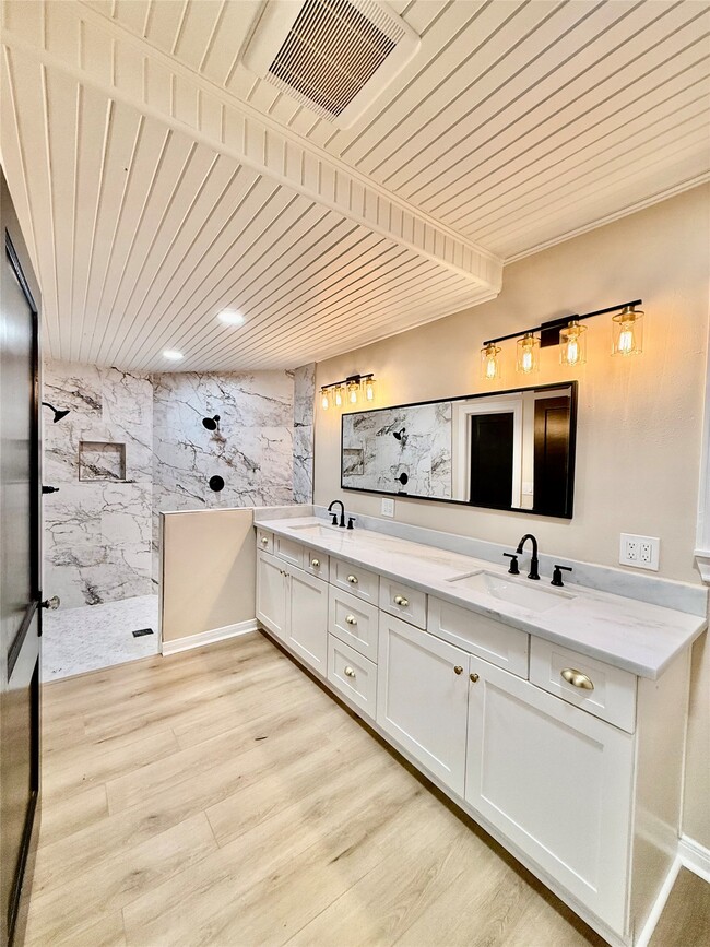 Building Photo - 300 Dunnam Ave