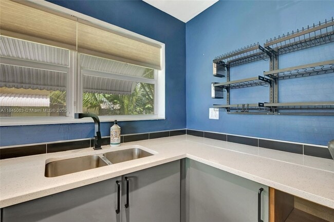 Building Photo - 517 S 19th Ave