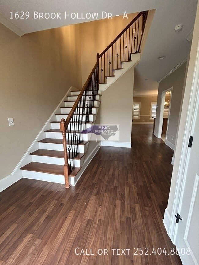 Building Photo - 1629 Brook Hollow Dr
