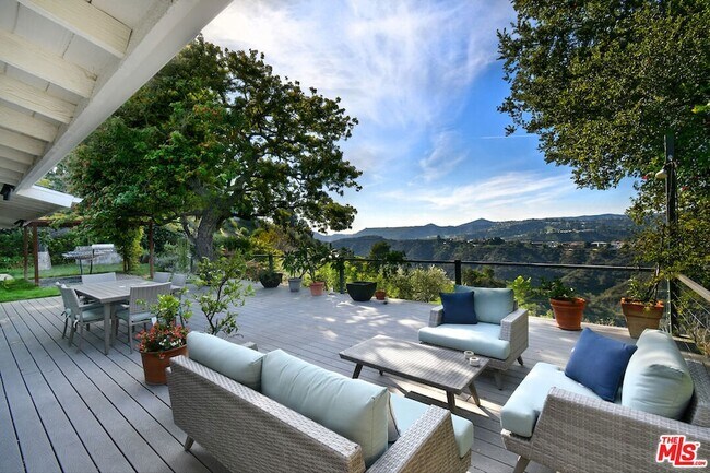 Building Photo - 2145 Linda Flora Dr