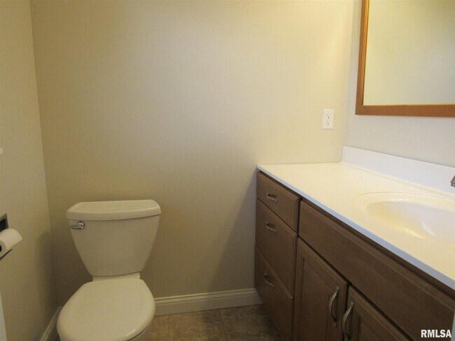 Building Photo - 233 Manor Dr