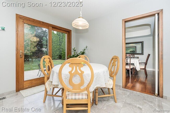 Building Photo - 1574 Devonshire Dr