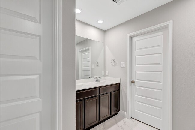 Building Photo - 214 Kickapoo Dr