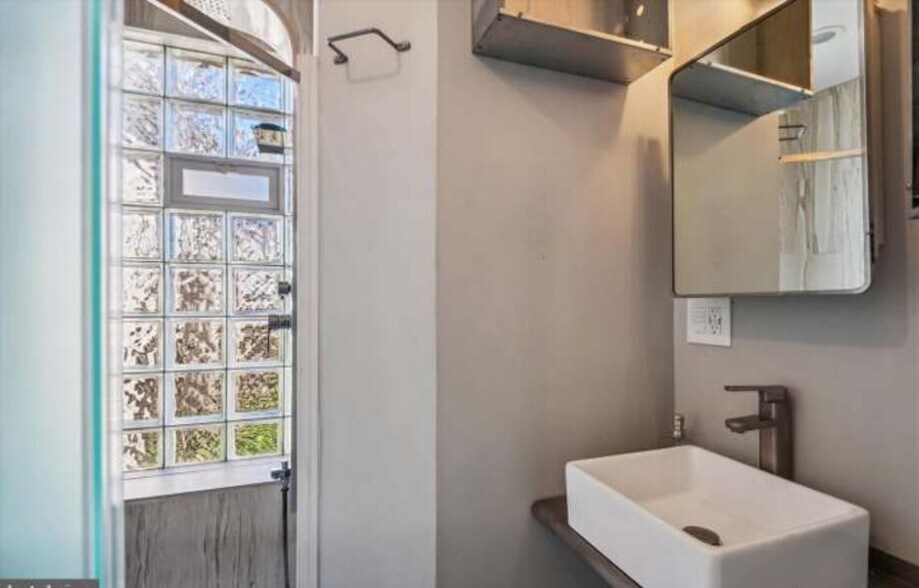 Building Photo - 300-310 East 25th Street, unit 3