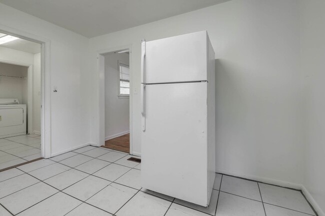 Building Photo - 4 bed 2 bath house, Walk to Stadium!! Available August 2026