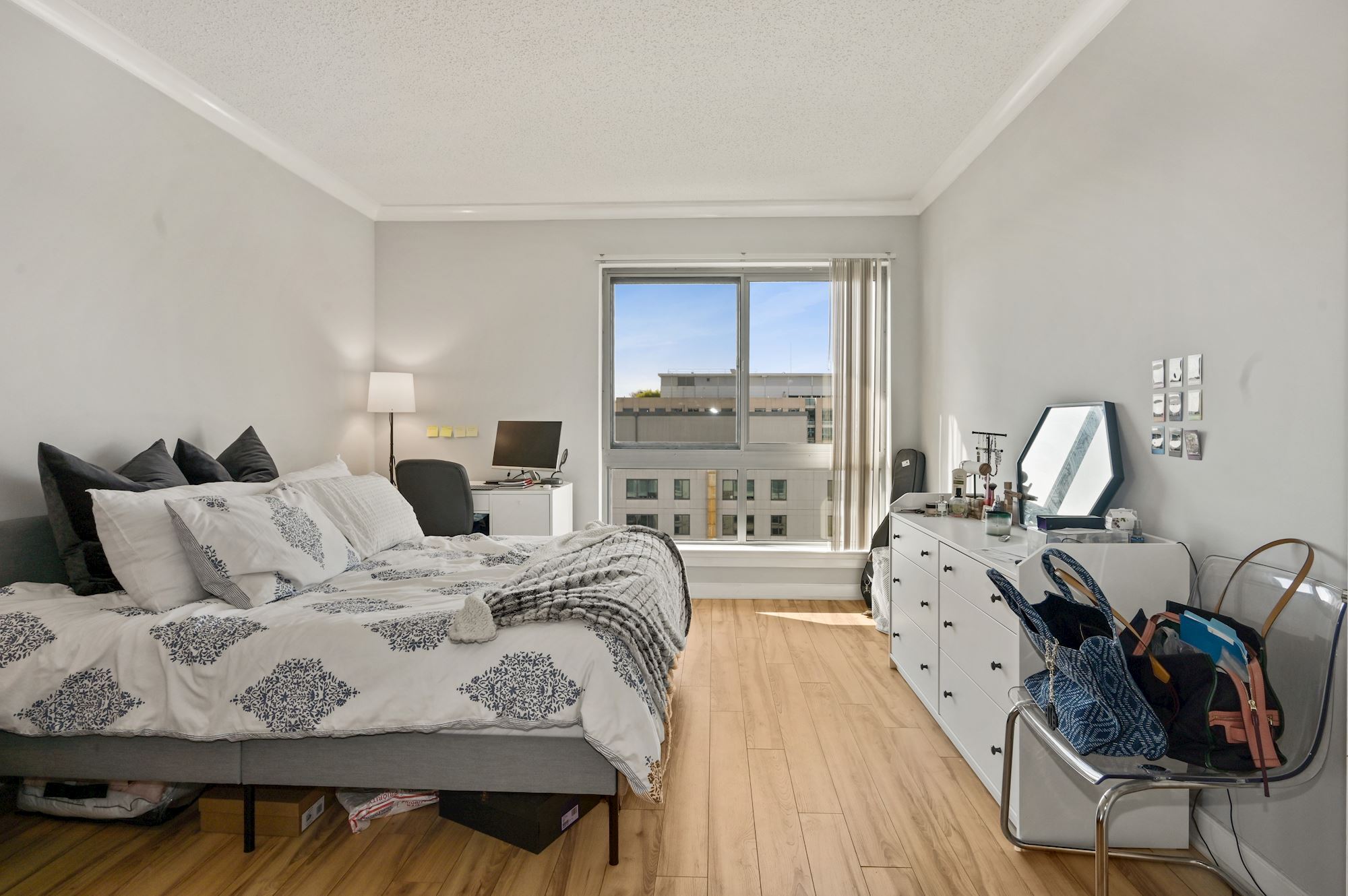 Large 2 bedroom with lots of light - 777 7th St NW