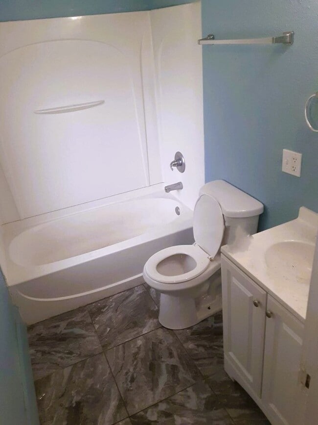 Building Photo - LEASING SPECIAL MOVE IN BY 1/1/2026 ** 1/2 price Security Deposit and 2nd month free