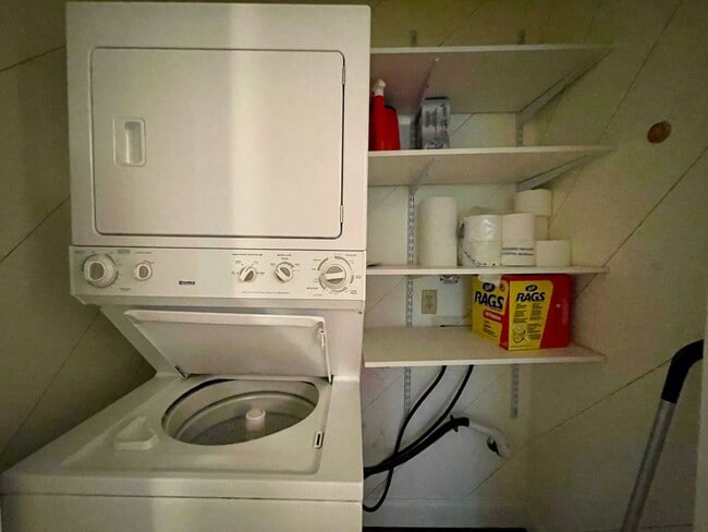Building Photo - Centrally Located Quiet 2nd Story Condo unfurnished