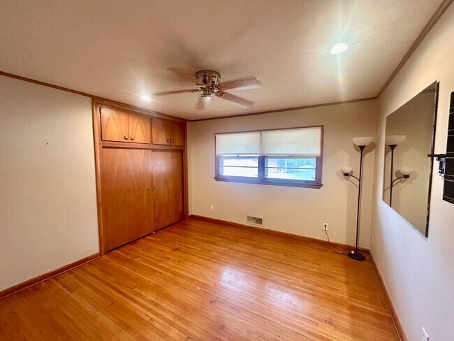 Building Photo - Great ranch style home located on a large ...