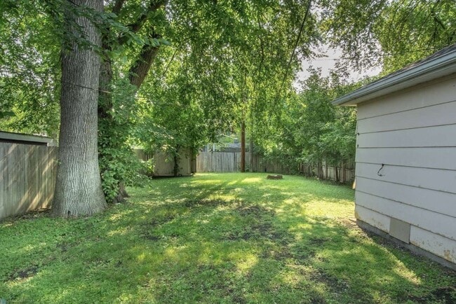 Building Photo - 1641 Broadway N