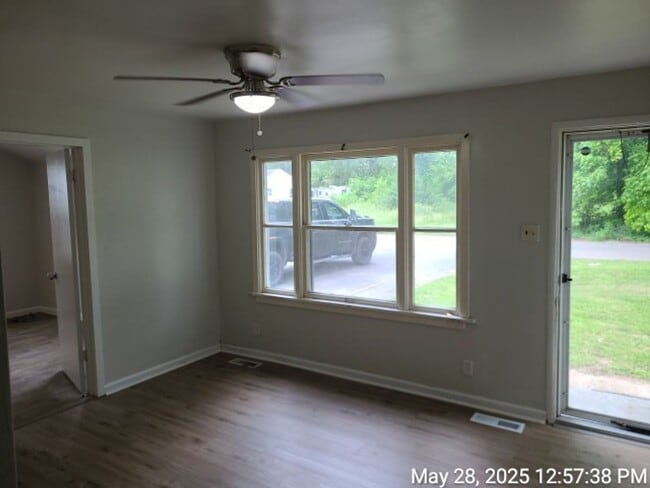 Building Photo - Nice 3BD/1BA