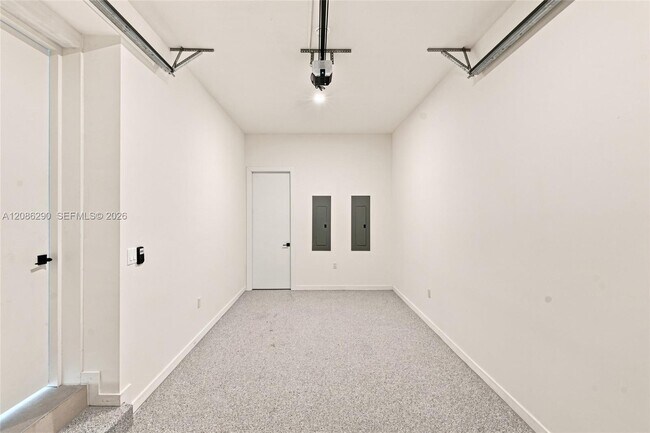 Building Photo - 1001 SW 10th Ave