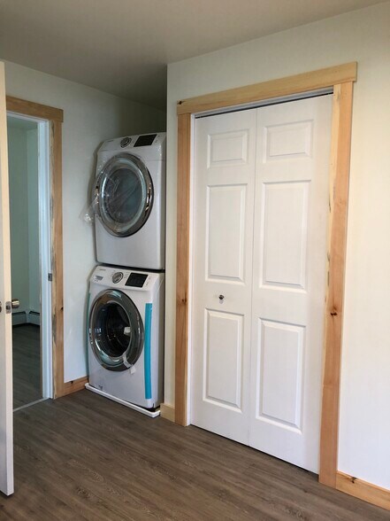 Energy Efficient Front Load Washer and Dryer - 1016 Vine St