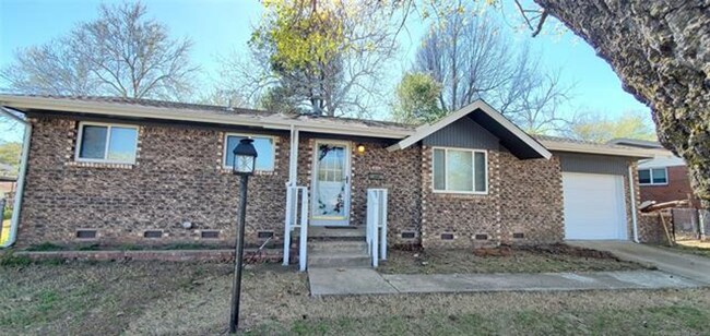 Building Photo - Adorable 3 bedroom, 1 & 1/2 bath home loca...