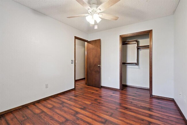 Building Photo - 805 Arlington Dr