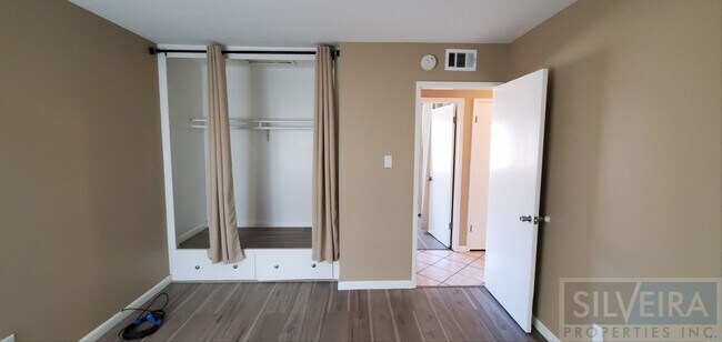 Building Photo - 1642 N Russell Ave