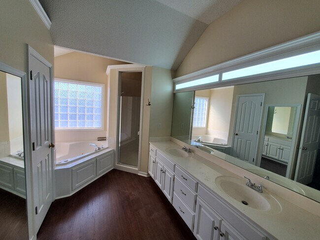 Building Photo - 14612 S Hallet St