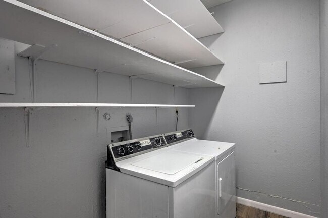 Building Photo - 2138 Lynbrook Ln