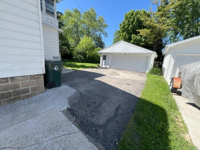 Building Photo - 237 Ledgeview Ave