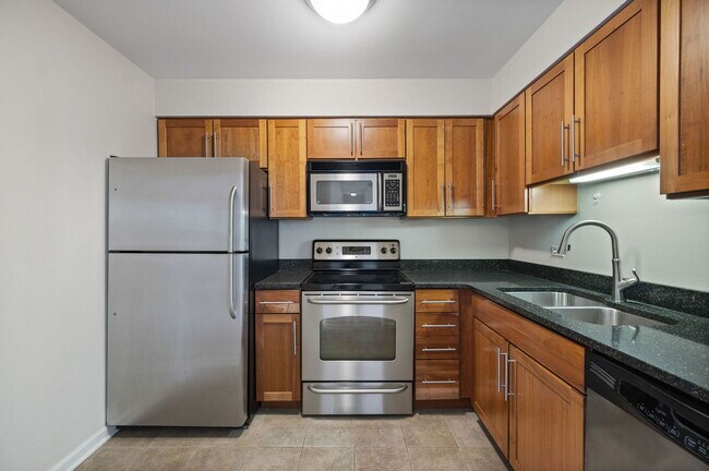 Building Photo - 2100 N Lincoln Park W