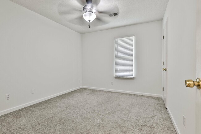 Building Photo - 204 Ruskin Rd