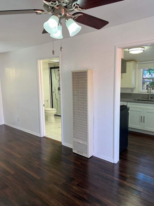 Building Photo - Charming Anaheim Cottage