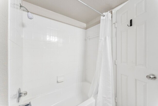 Building Photo - 1301 Crossing Pl