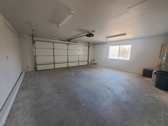 Building Photo - 4 bedroom!! Close to town, shopping and sc...