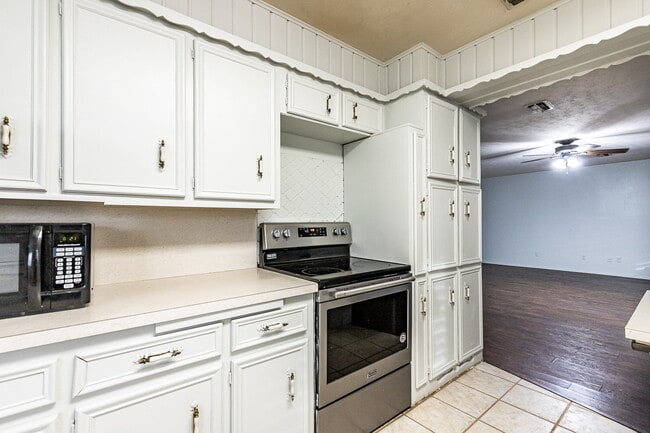 Building Photo - Charming 3 bedroom 2 bathroom