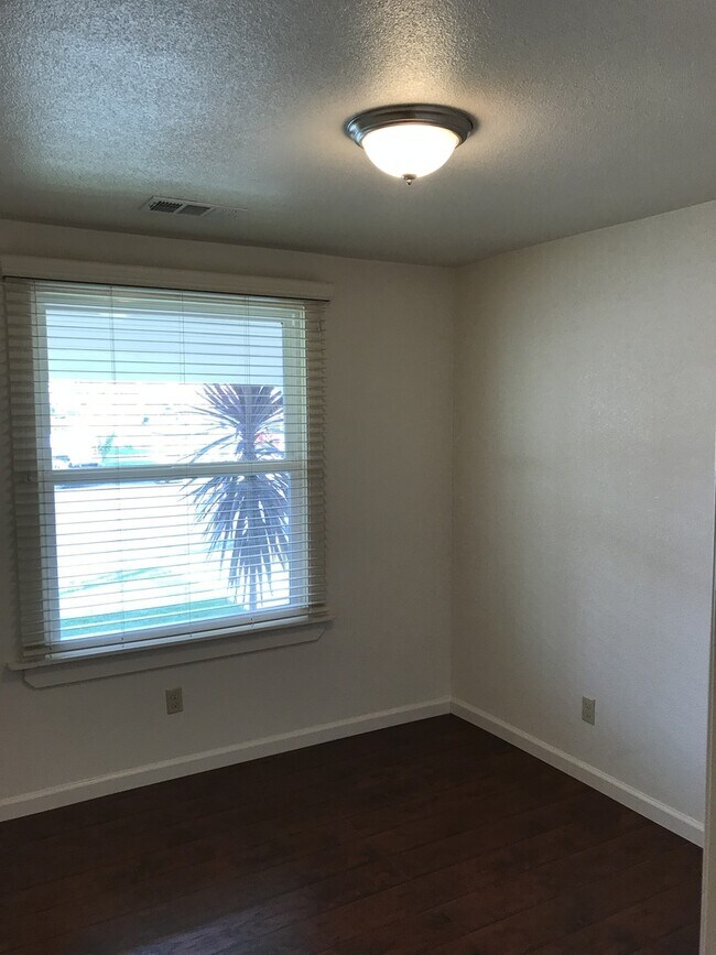 Building Photo - BEAUTIFUL DOWNTOWN PROPERTY COMPLETELY REMODELED !! Walking distance to schools