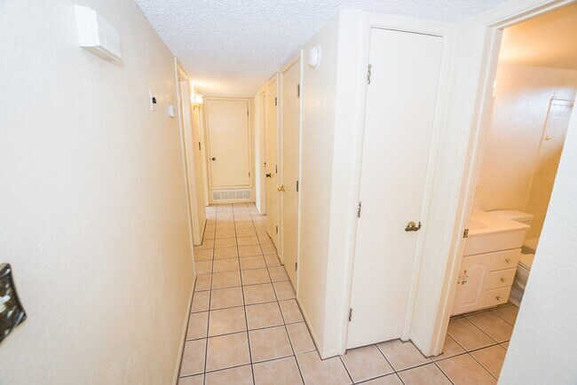 Building Photo - Spacious 3 Bedroom, 2 Bath Home with Updat...