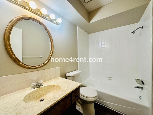 Building Photo - Beautiful Overland Park Home!