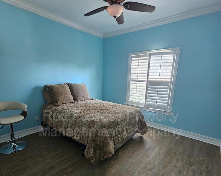 Building Photo - 13105 Silver Thorn Loop