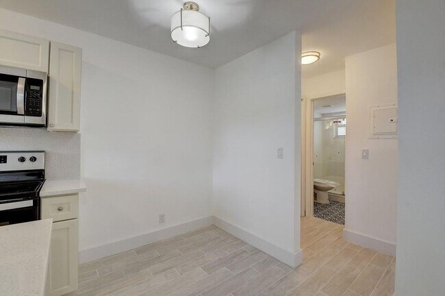 Building Photo - 525 S Broadway