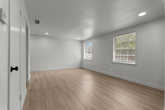 Building Photo - 517 W Houston St