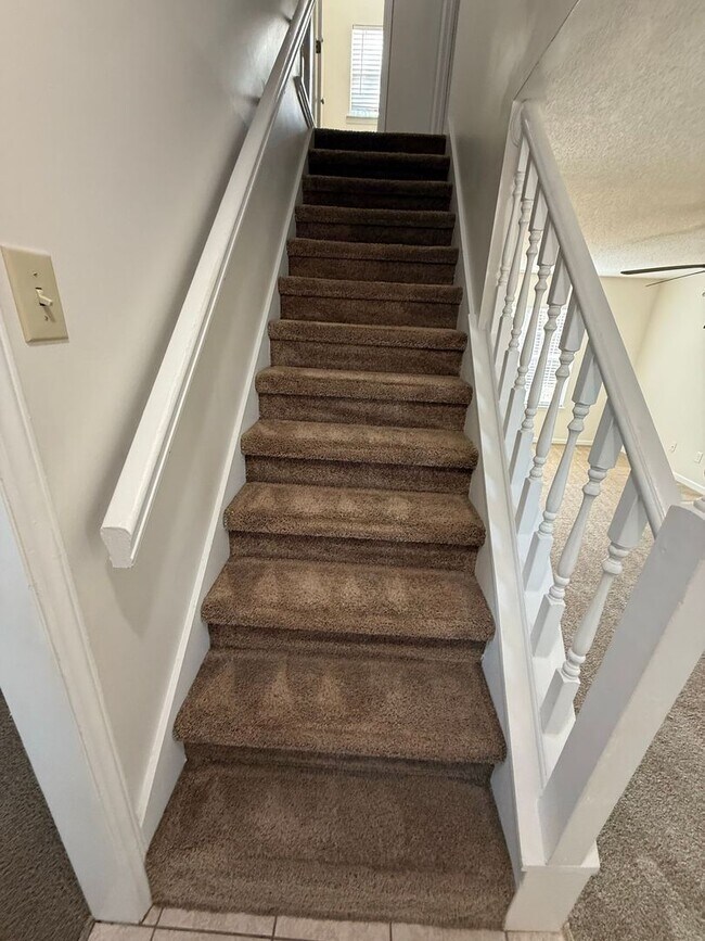 Building Photo - Beautiful 3 bedroom, 2.5 bath House