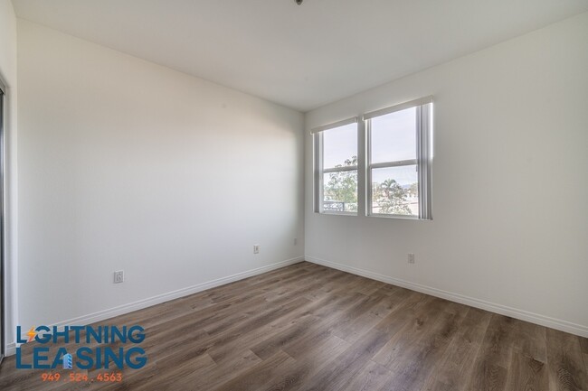 Building Photo - Stylish and Contemporary Two-Bedroom Retre...