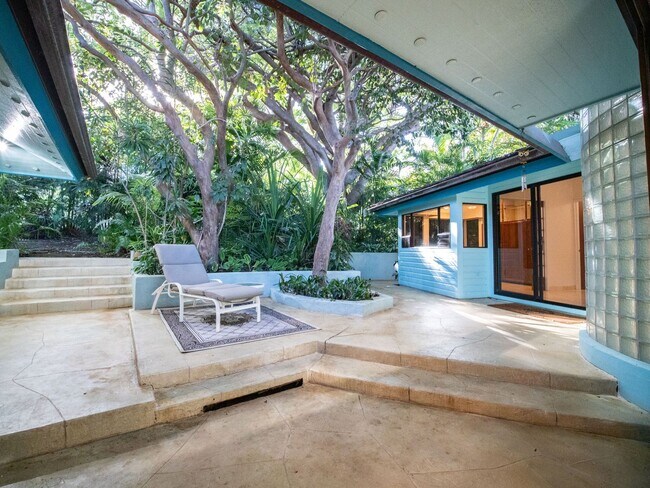 Building Photo - Beautiful Furnished, 2 Bed, 3 Bath, Gated ...
