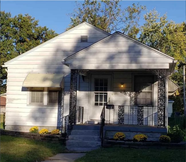 Building Photo - 2 bed 1 bath Cottage Close to ISU Stadium