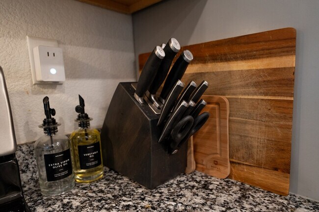 Building Photo - 6001 San Rafael Ln